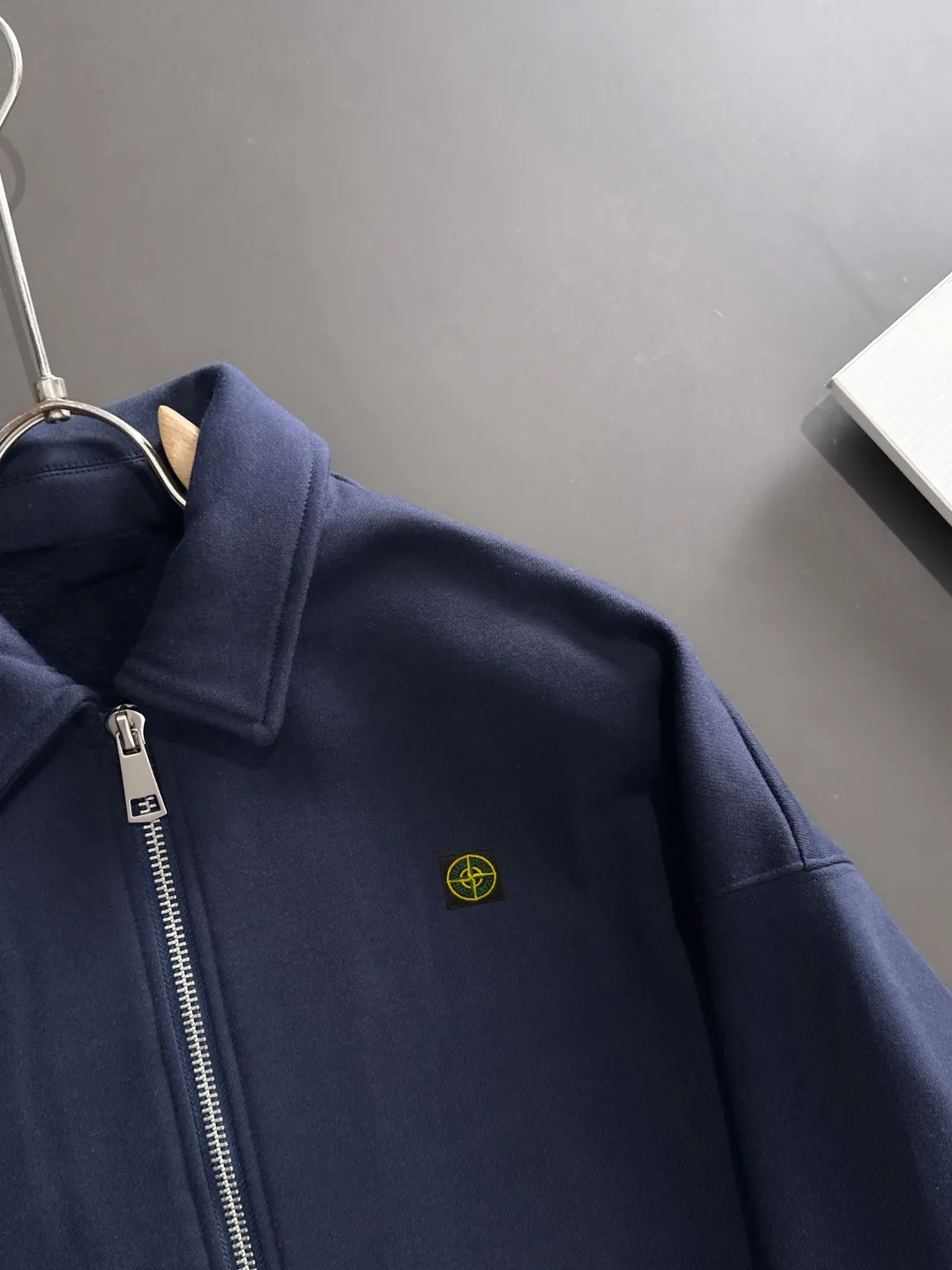 Next day shipment P460 Stone lsland/Stone Island Exclusively launches the new 25ss autumn and winter lapel zipper jacket. Many stars have the same style. The craftsmanship cannot be copied by ordinary small workshops. We are not afraid of any challenges in terms of materials, detail restoration and craftsmanship, just to provide everyone with wonderful products. Compare the top original versions at will. No expense is spared just to do better. Unique imported fabric feel. Purely imported German machine production. Precision operation and 10,000-needle density. A full set of new accessories and three standards are fully customized simultaneously. The upper body is versatile and fashionable. The perfect choice for autumn and winter. A must-have item. Size chart: S to XXL (or please state your height and weight when placing an order)